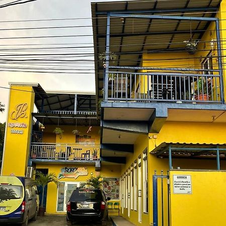 B Aparts Hotel Coxen Hole Екстериор снимка
