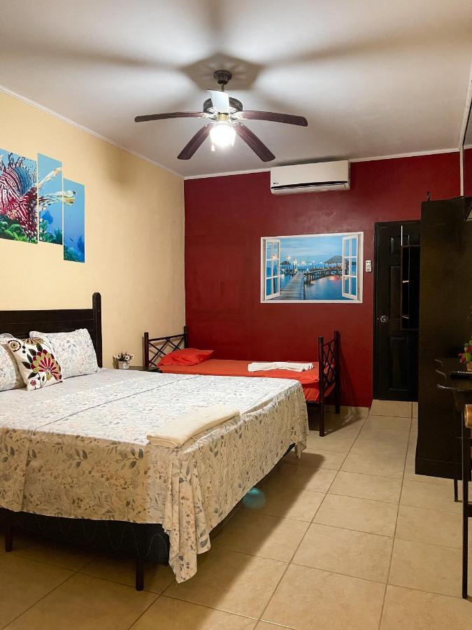 B Aparts Hotel Coxen Hole Екстериор снимка