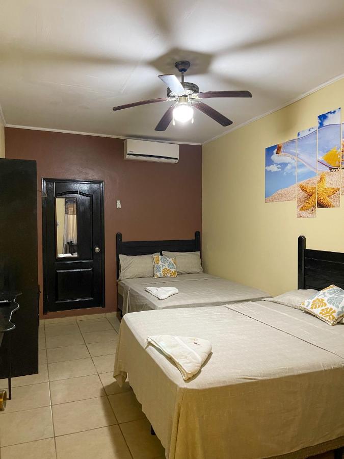 B Aparts Hotel Coxen Hole Екстериор снимка