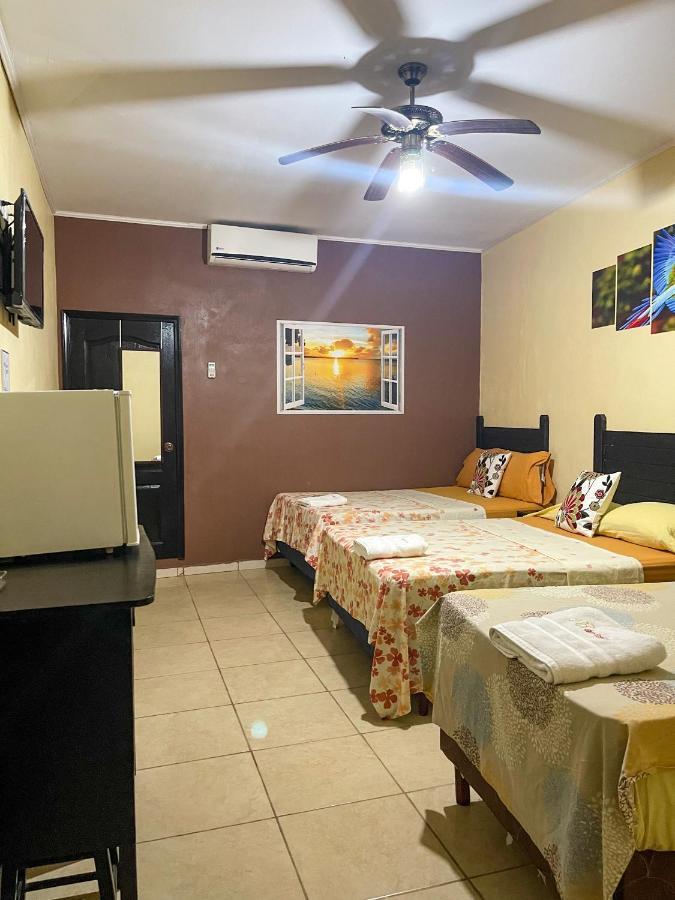 B Aparts Hotel Coxen Hole Екстериор снимка