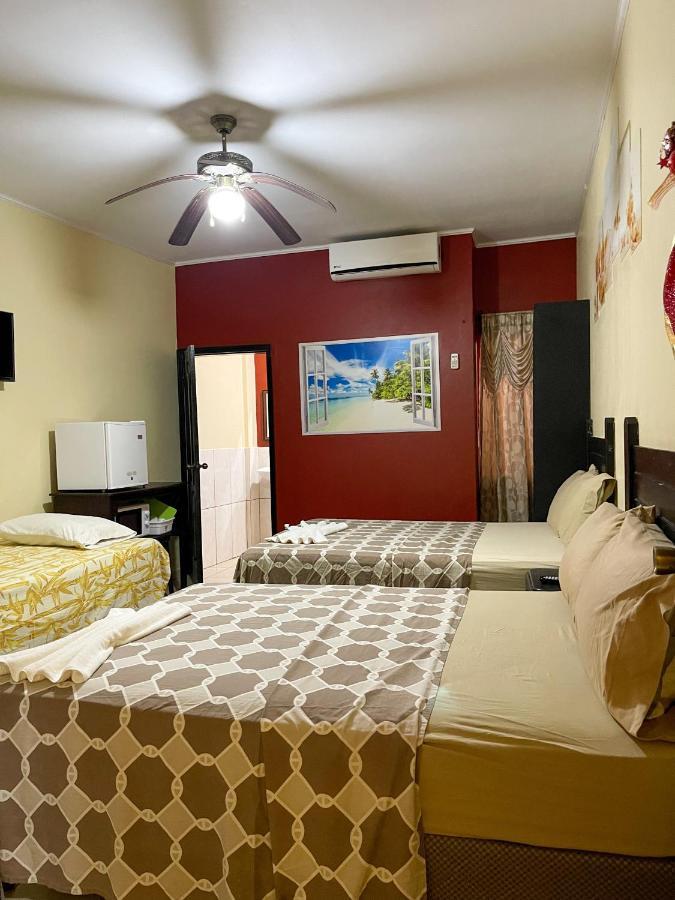 B Aparts Hotel Coxen Hole Екстериор снимка