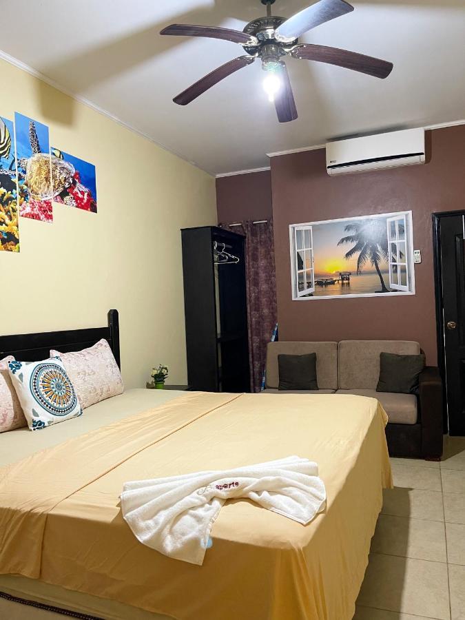 B Aparts Hotel Coxen Hole Екстериор снимка