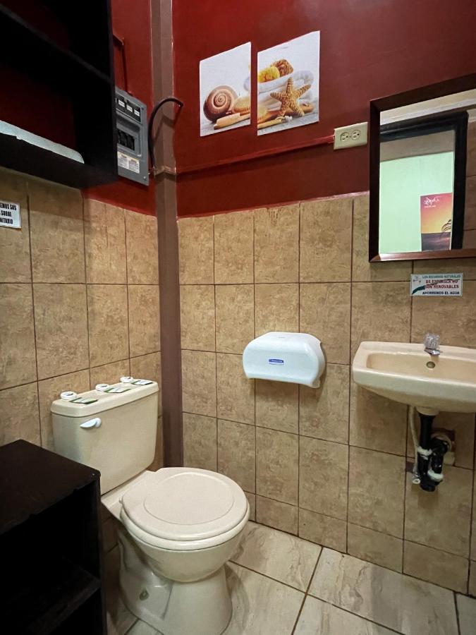 B Aparts Hotel Coxen Hole Екстериор снимка