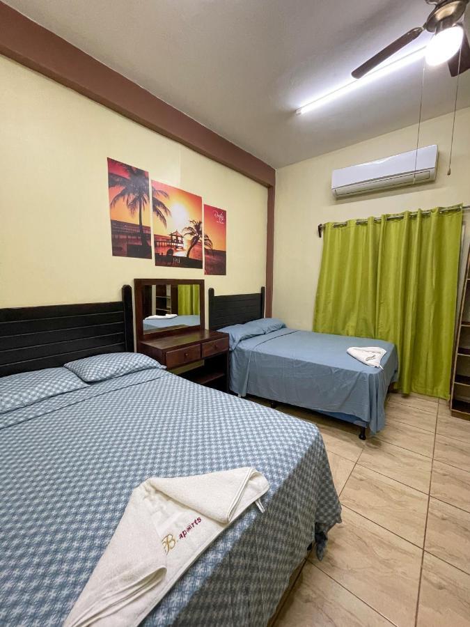 B Aparts Hotel Coxen Hole Екстериор снимка