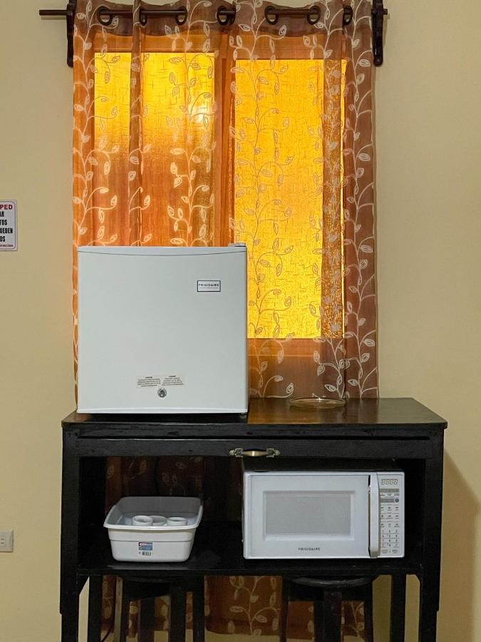 B Aparts Hotel Coxen Hole Екстериор снимка
