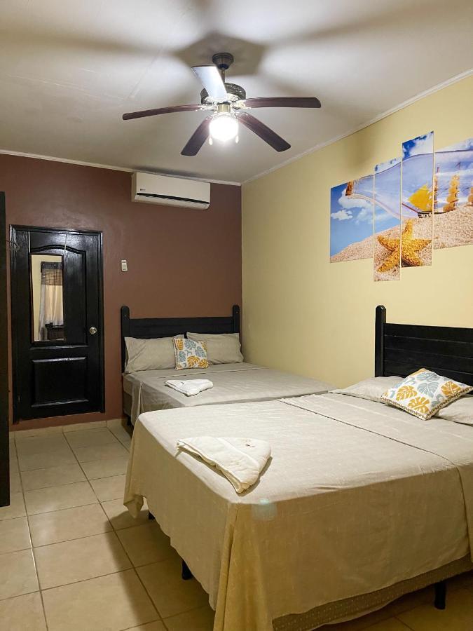 B Aparts Hotel Coxen Hole Екстериор снимка