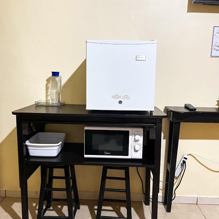 B Aparts Hotel Coxen Hole Екстериор снимка