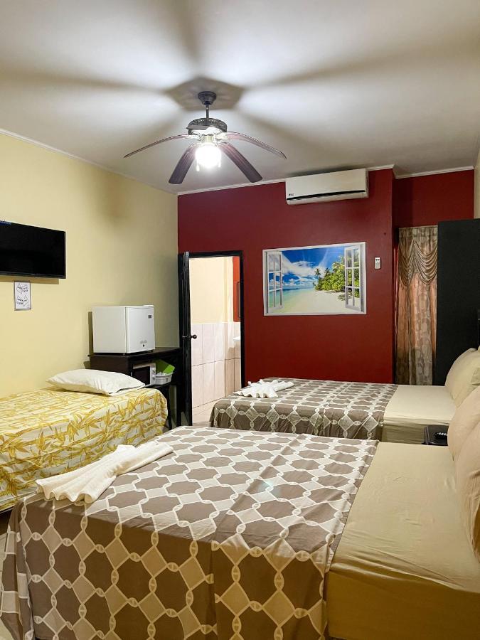 B Aparts Hotel Coxen Hole Екстериор снимка