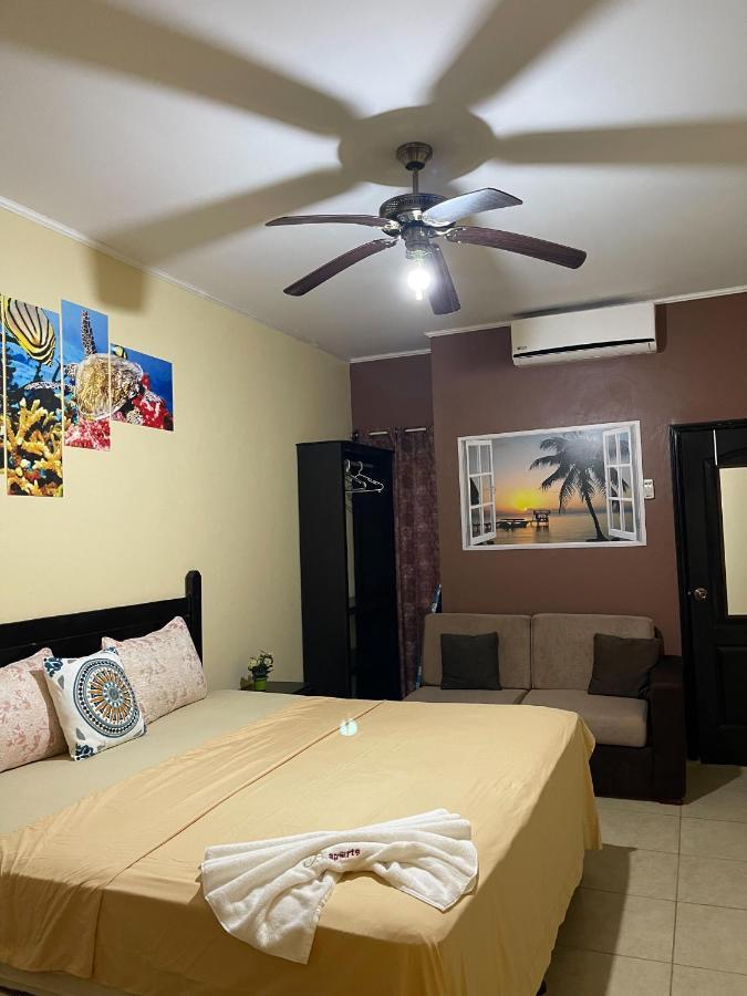 B Aparts Hotel Coxen Hole Екстериор снимка