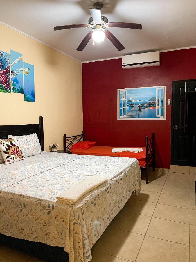 B Aparts Hotel Coxen Hole Екстериор снимка