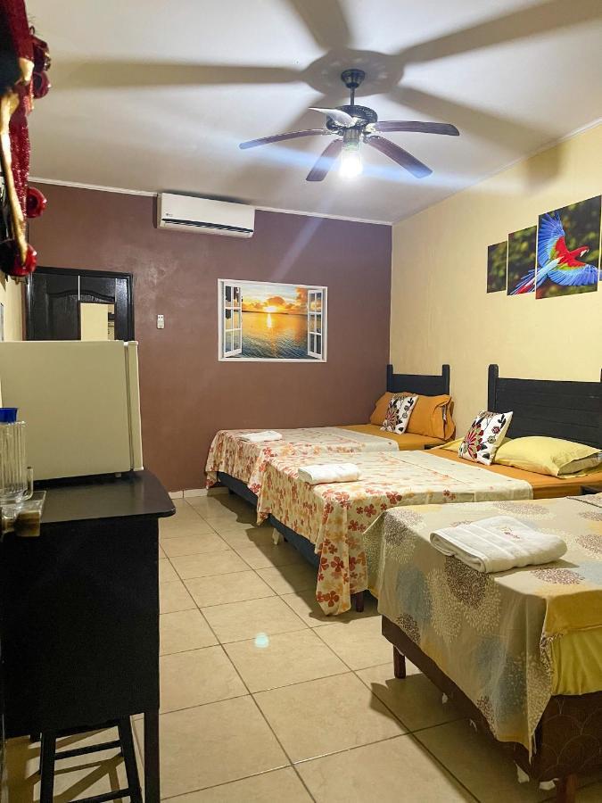 B Aparts Hotel Coxen Hole Екстериор снимка