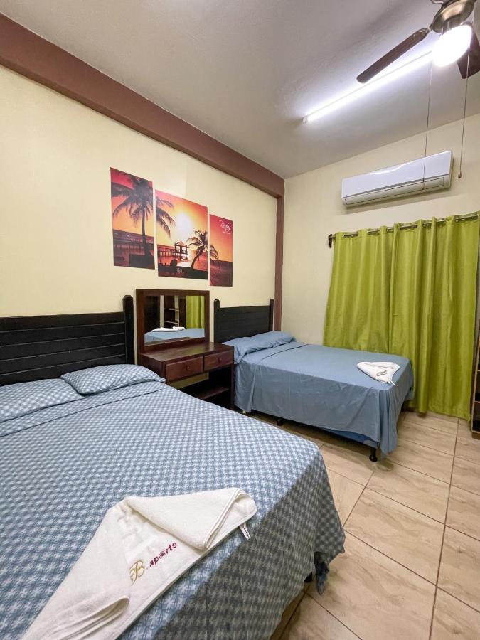 B Aparts Hotel Coxen Hole Екстериор снимка