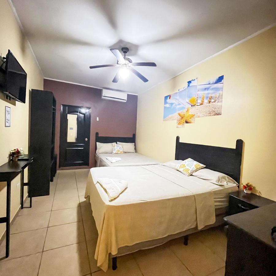 B Aparts Hotel Coxen Hole Екстериор снимка