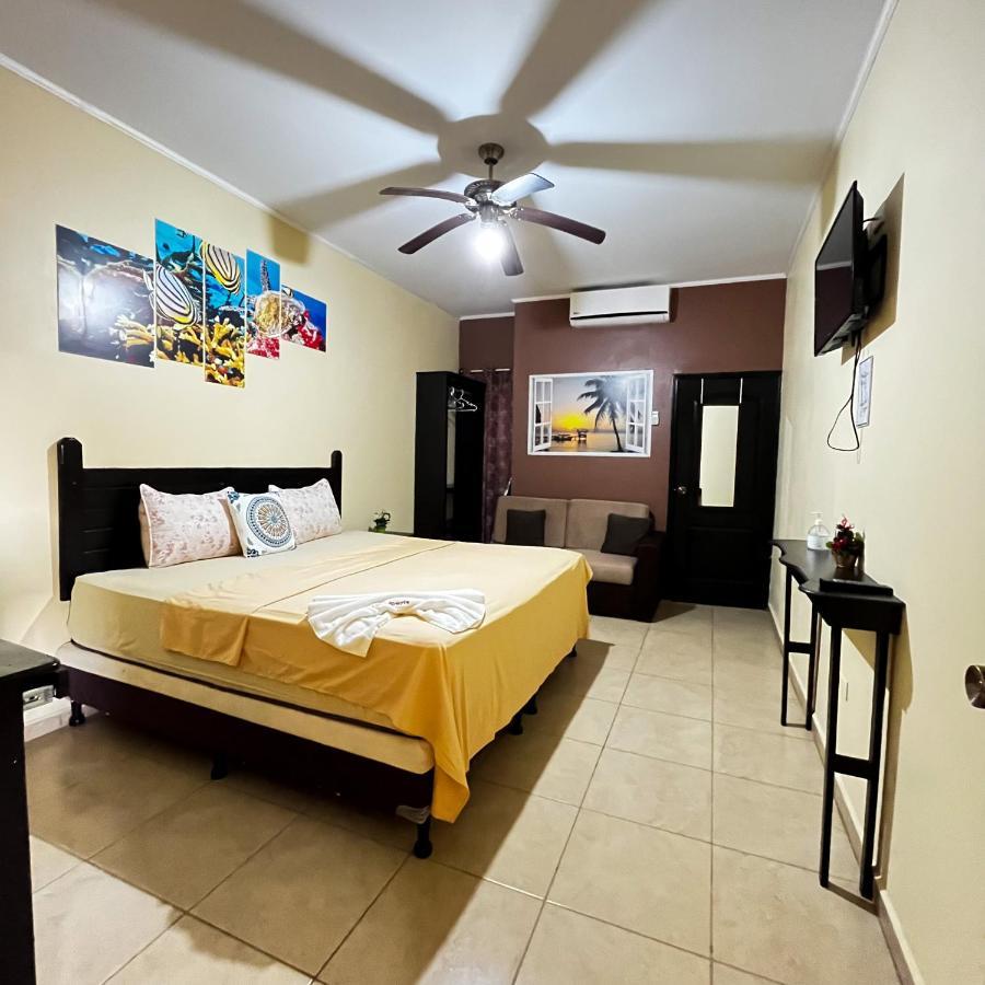 B Aparts Hotel Coxen Hole Екстериор снимка