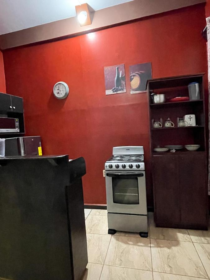 B Aparts Hotel Coxen Hole Екстериор снимка