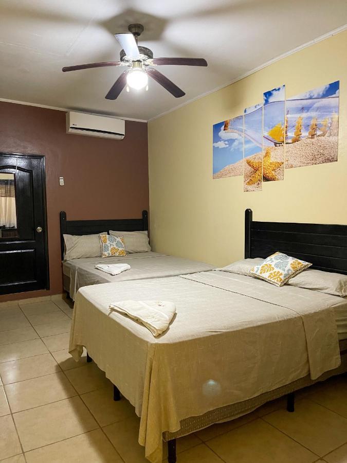 B Aparts Hotel Coxen Hole Екстериор снимка