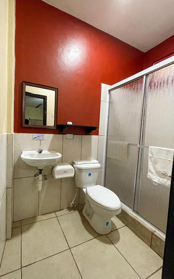 B Aparts Hotel Coxen Hole Екстериор снимка