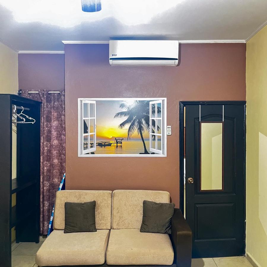 B Aparts Hotel Coxen Hole Екстериор снимка
