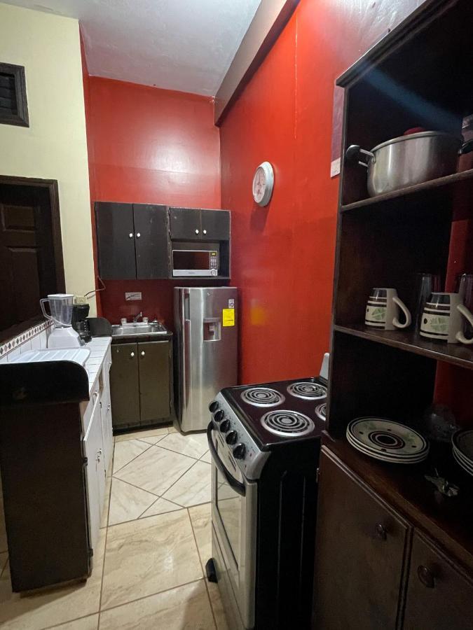 B Aparts Hotel Coxen Hole Екстериор снимка