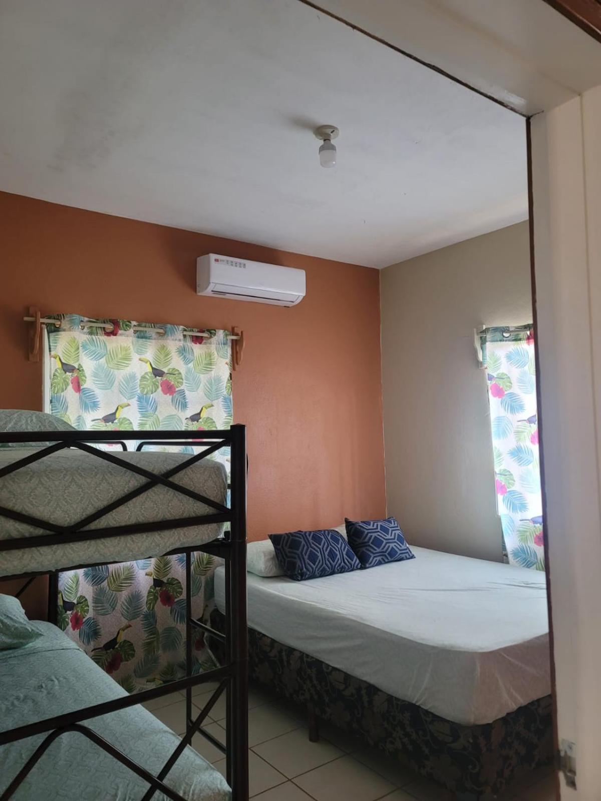 B Aparts Hotel Coxen Hole Екстериор снимка