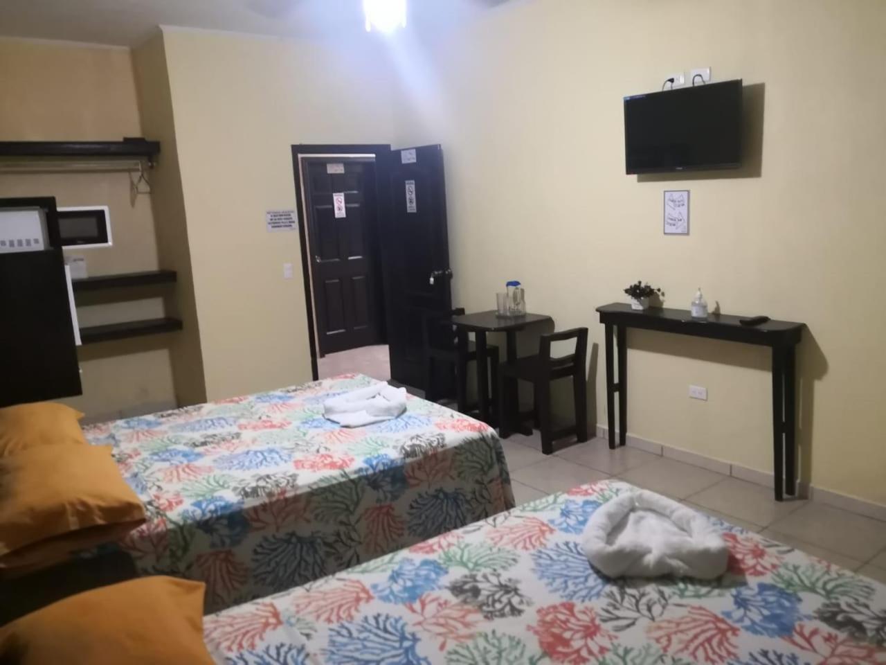 B Aparts Hotel Coxen Hole Екстериор снимка