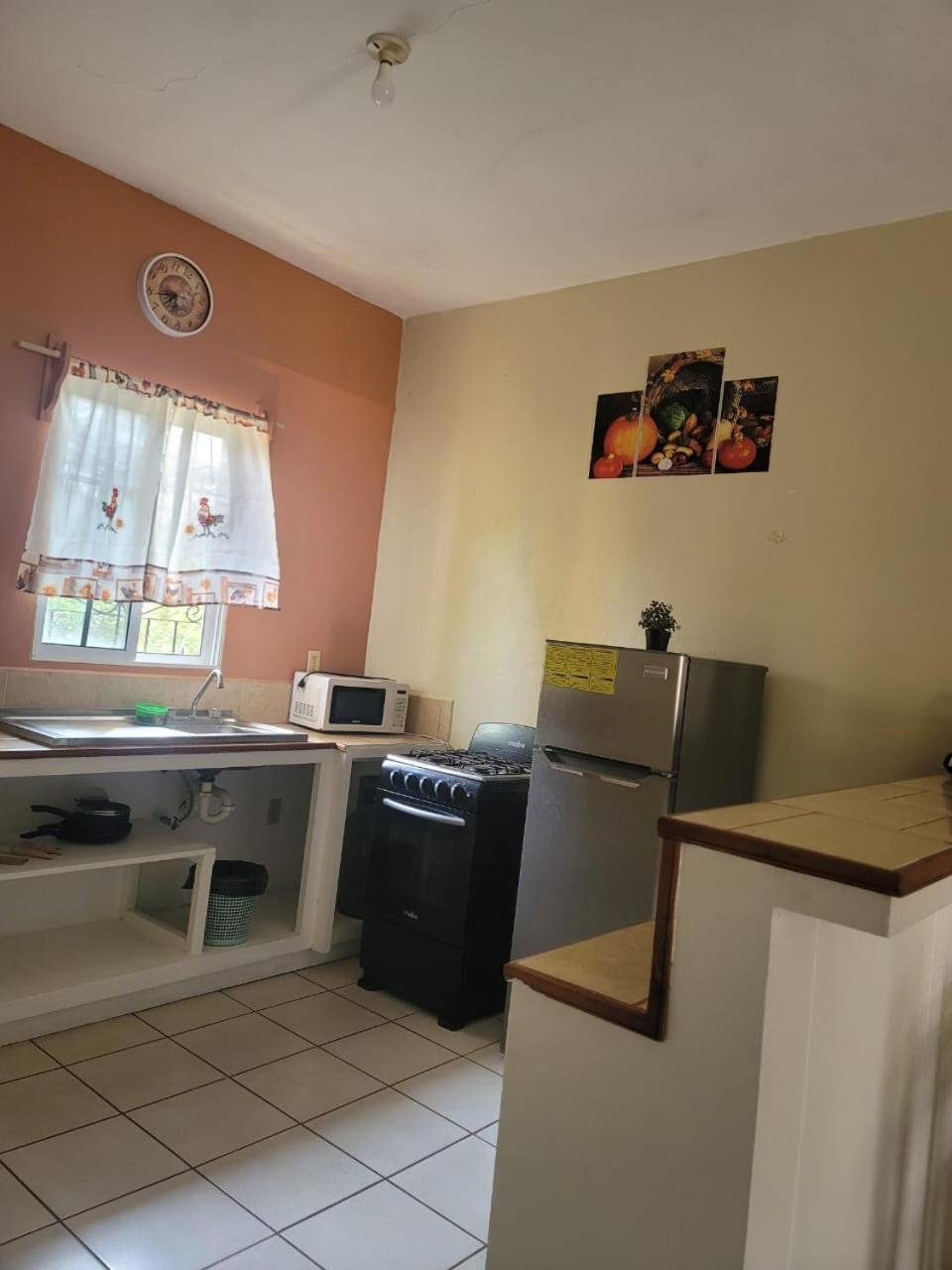B Aparts Hotel Coxen Hole Екстериор снимка