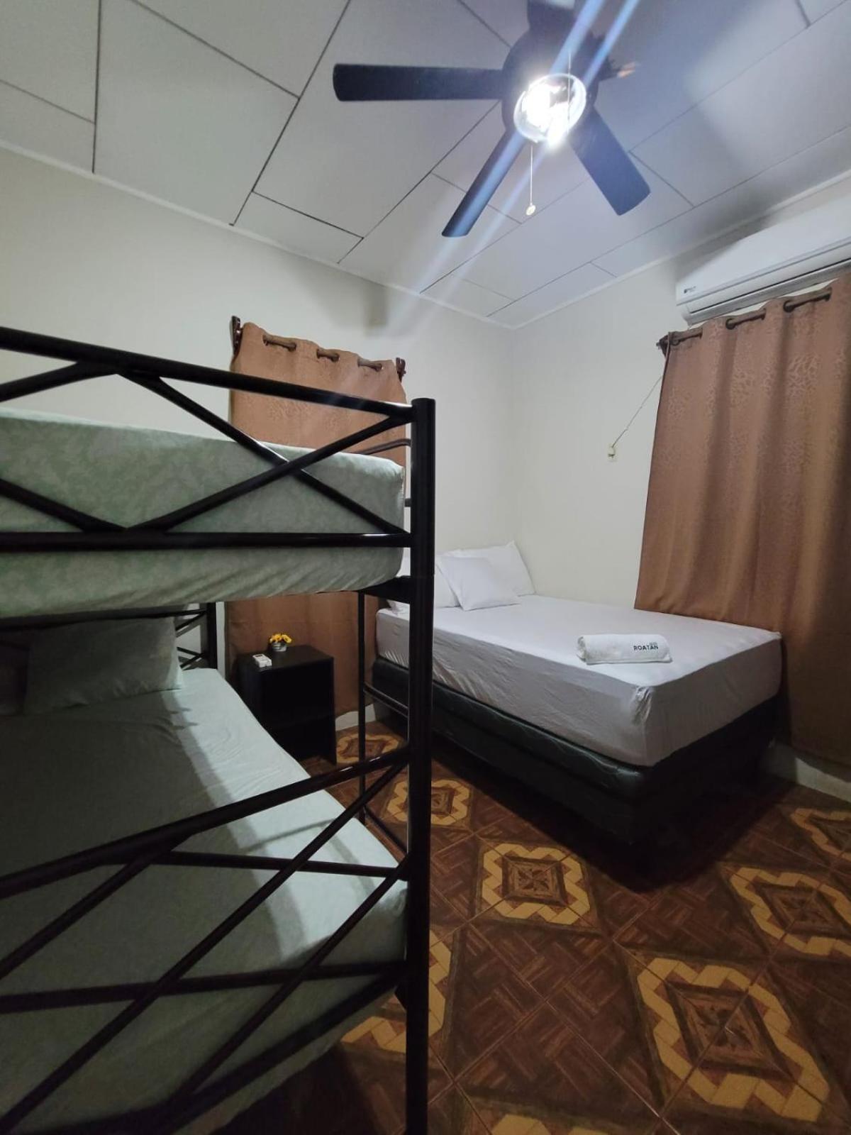 B Aparts Hotel Coxen Hole Екстериор снимка