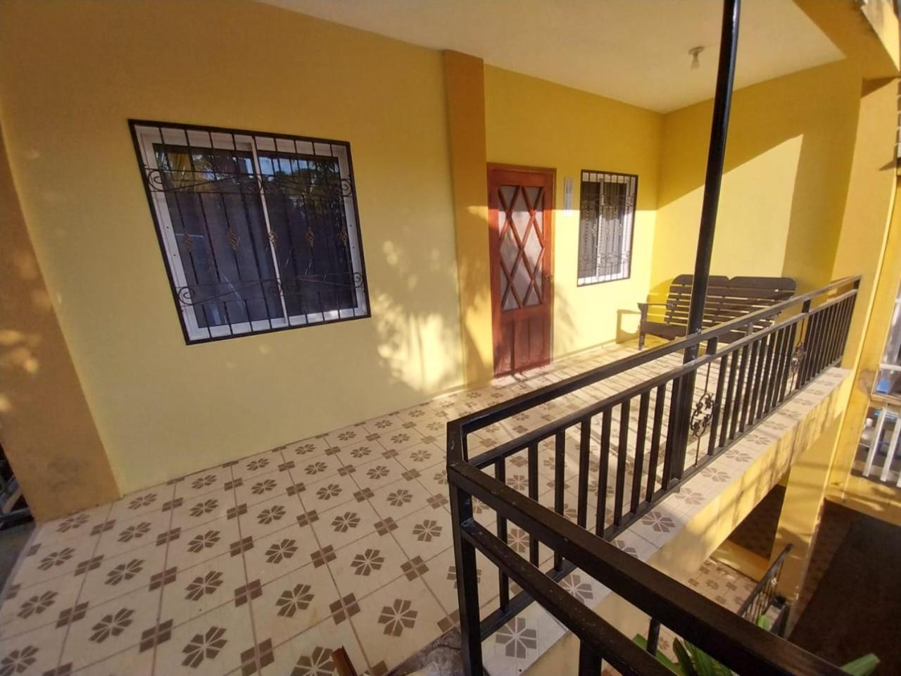 B Aparts Hotel Coxen Hole Екстериор снимка