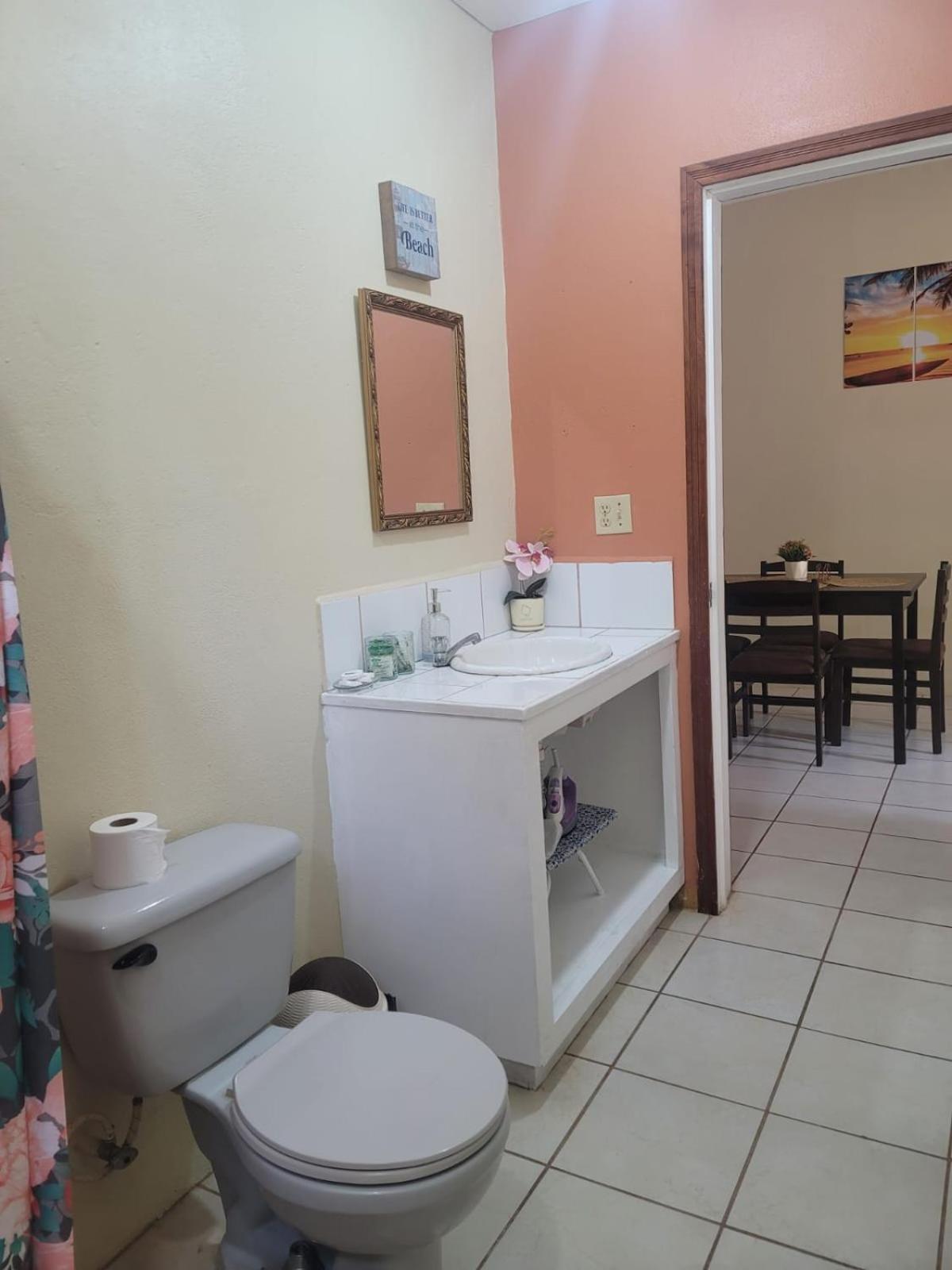 B Aparts Hotel Coxen Hole Екстериор снимка
