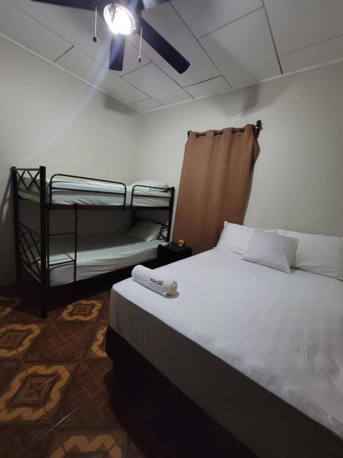 B Aparts Hotel Coxen Hole Екстериор снимка