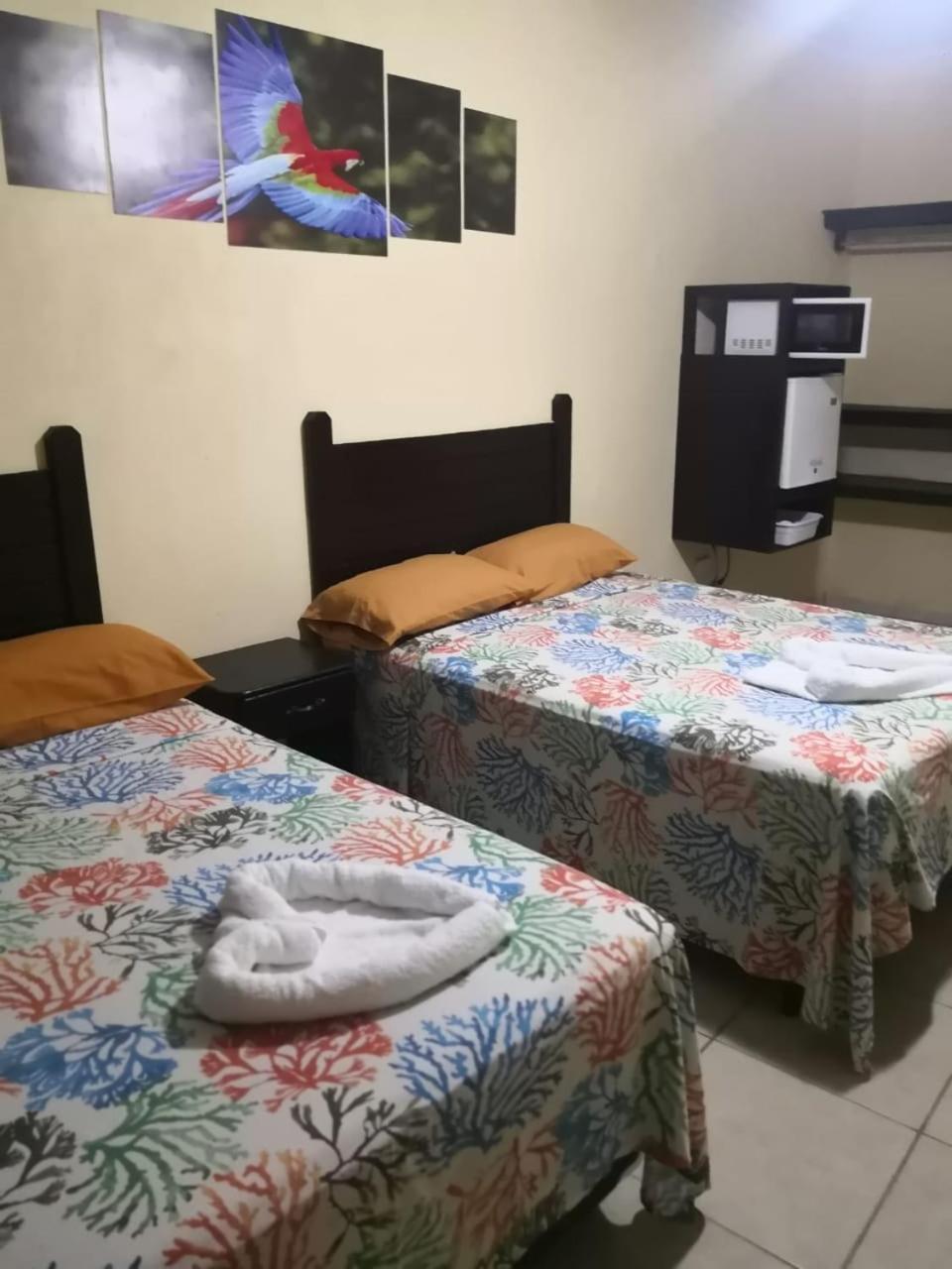 B Aparts Hotel Coxen Hole Екстериор снимка
