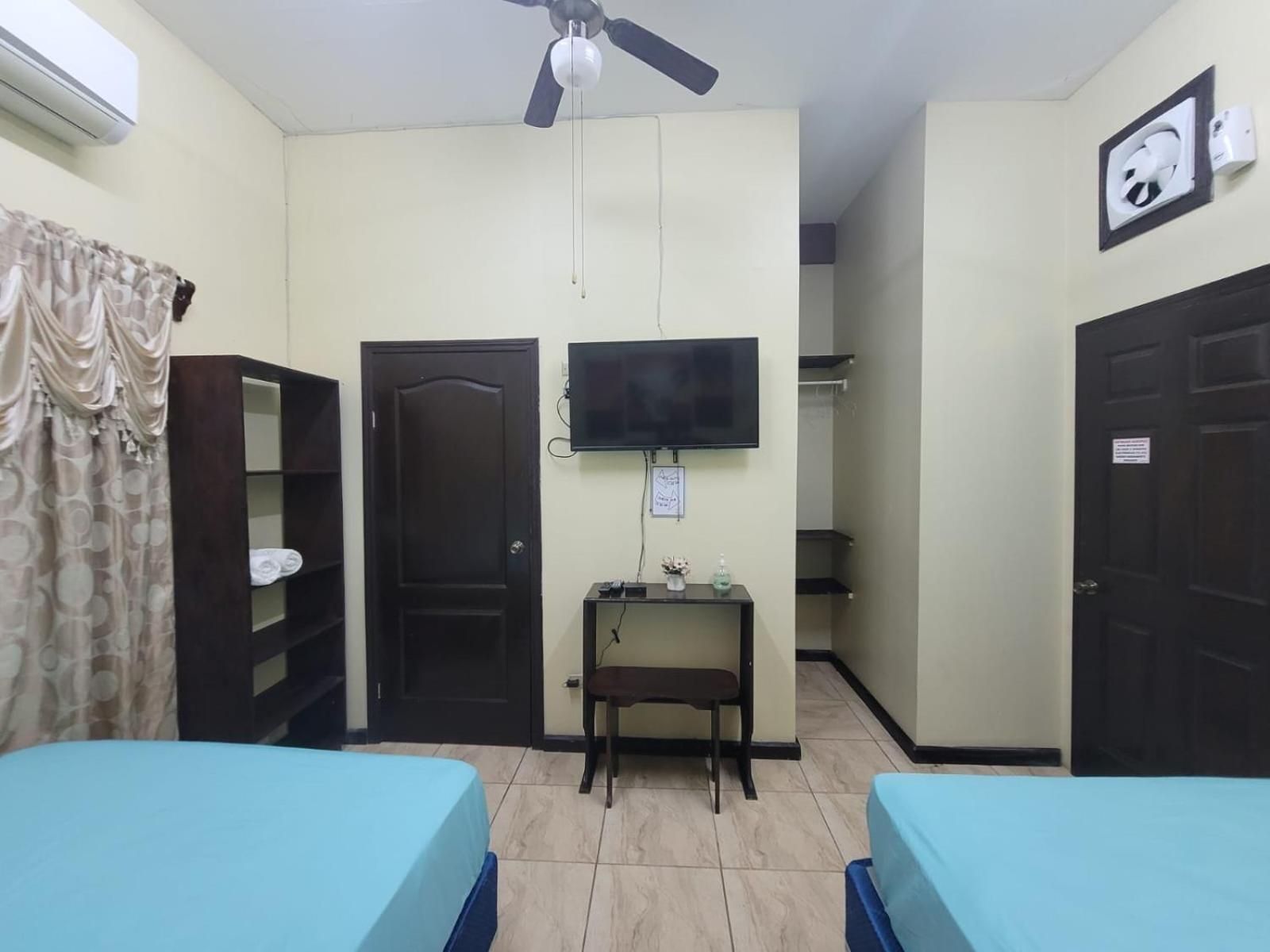 B Aparts Hotel Coxen Hole Екстериор снимка