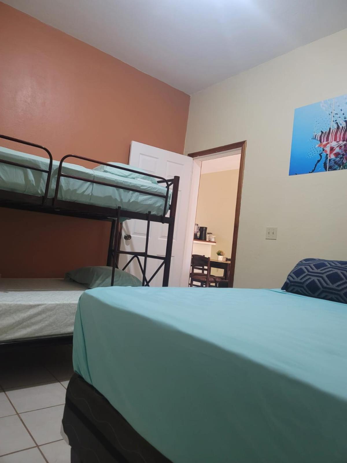 B Aparts Hotel Coxen Hole Екстериор снимка