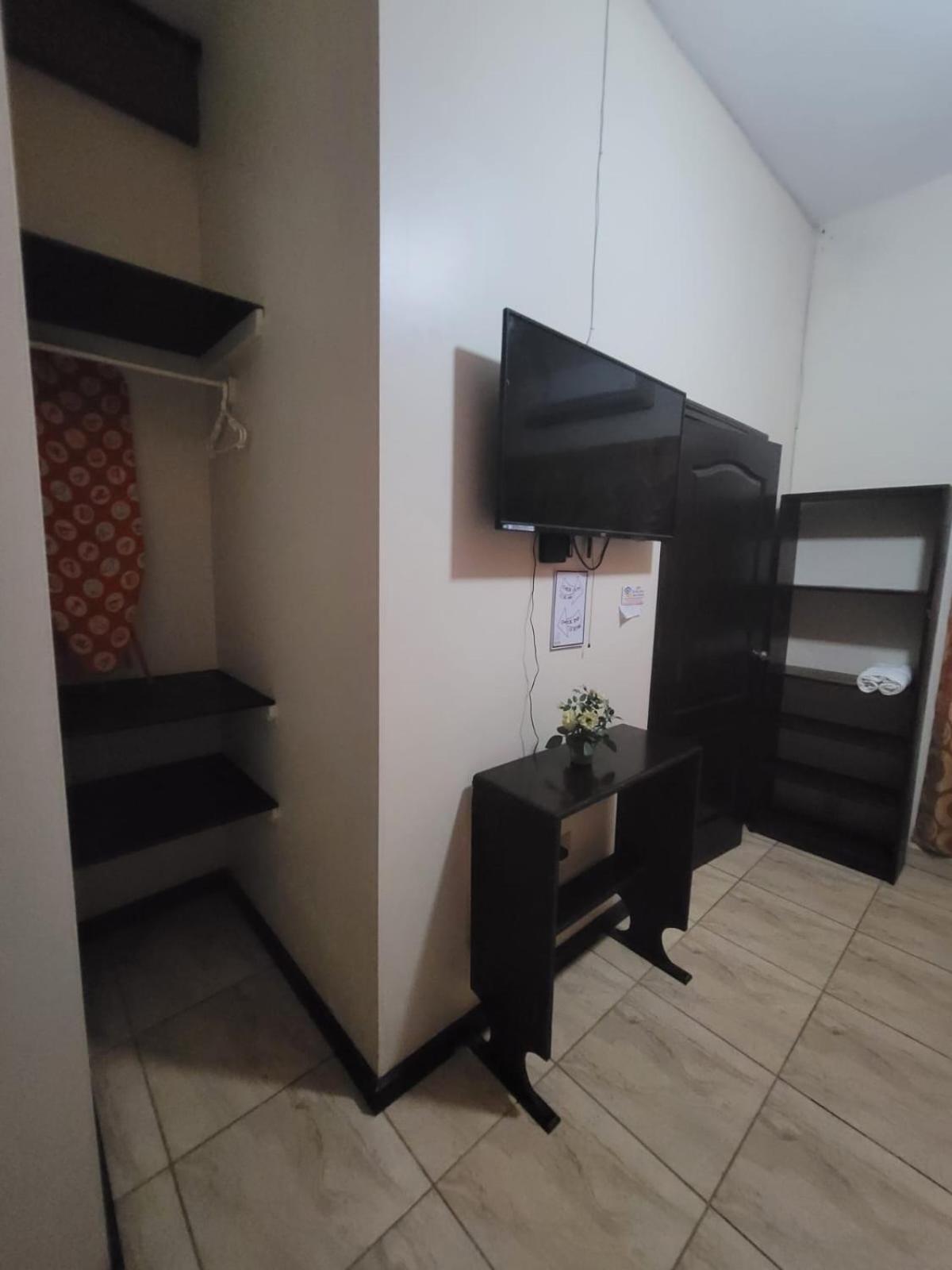 B Aparts Hotel Coxen Hole Екстериор снимка