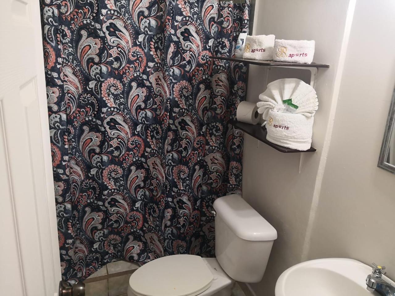 B Aparts Hotel Coxen Hole Екстериор снимка