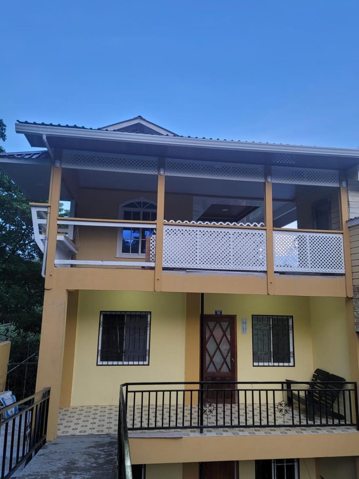 B Aparts Hotel Coxen Hole Екстериор снимка