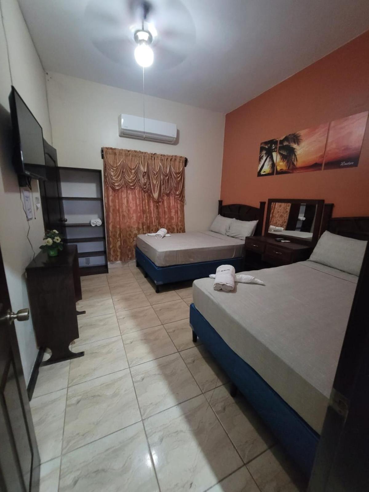 B Aparts Hotel Coxen Hole Екстериор снимка