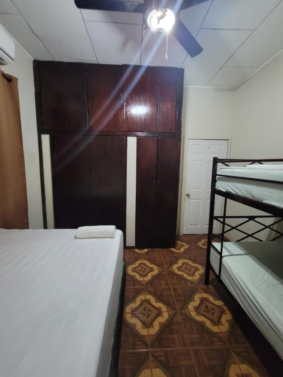 B Aparts Hotel Coxen Hole Екстериор снимка