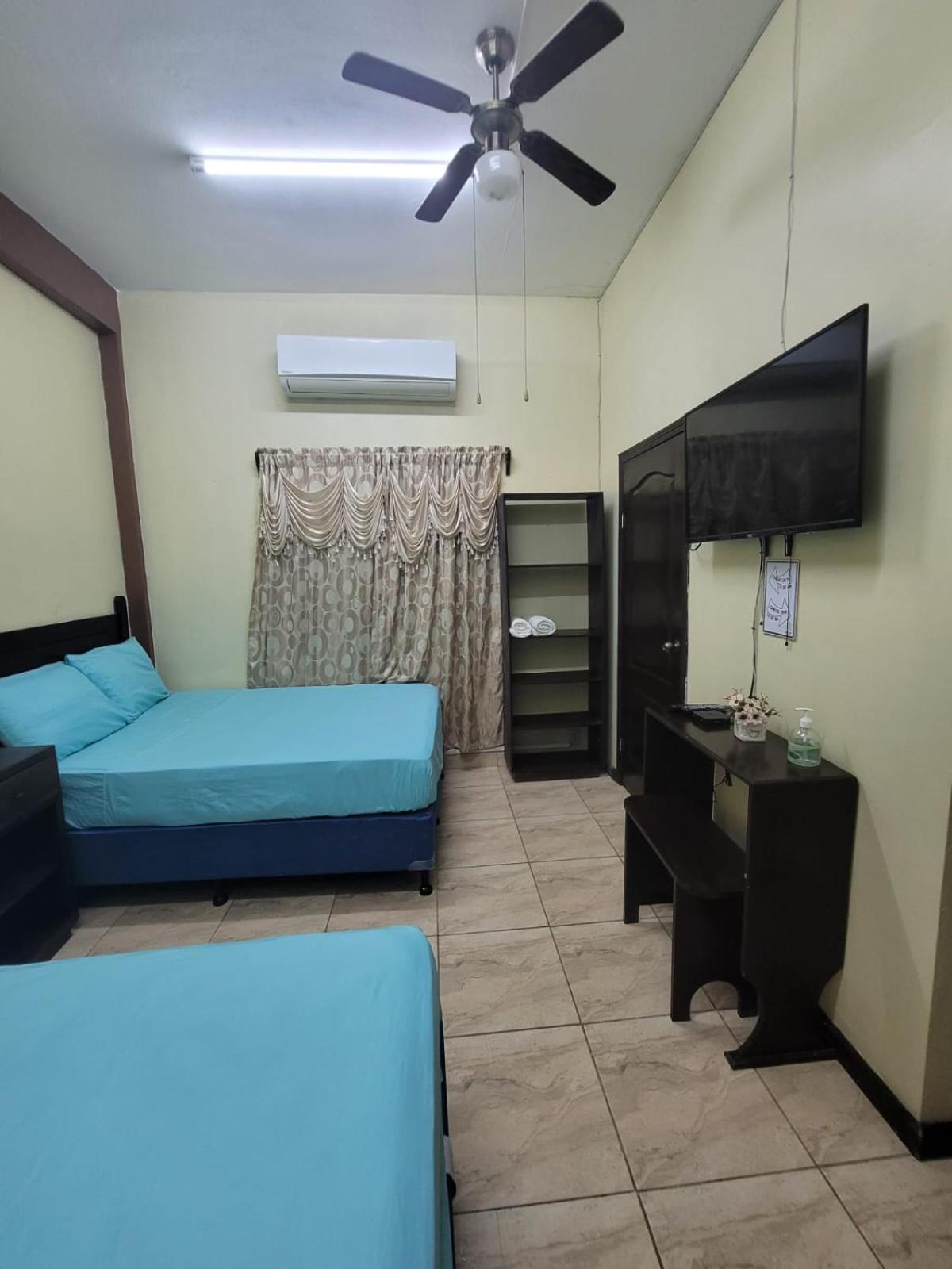 B Aparts Hotel Coxen Hole Екстериор снимка