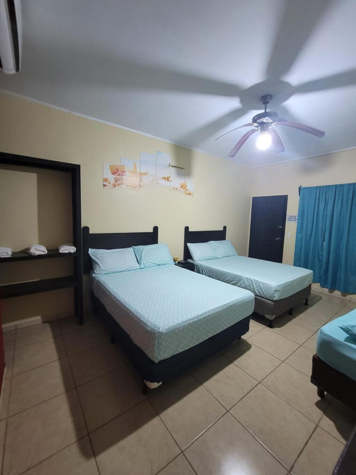 B Aparts Hotel Coxen Hole Екстериор снимка