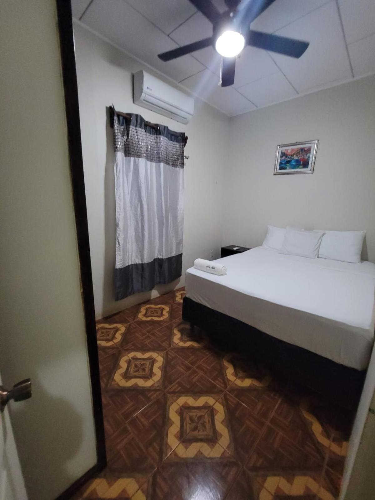 B Aparts Hotel Coxen Hole Екстериор снимка