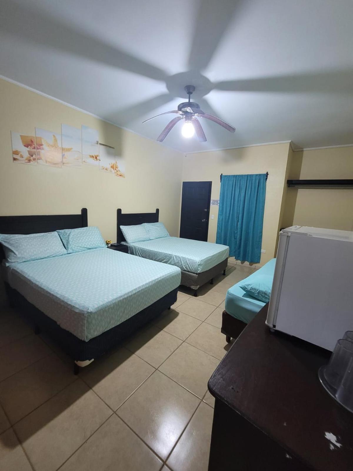 B Aparts Hotel Coxen Hole Екстериор снимка