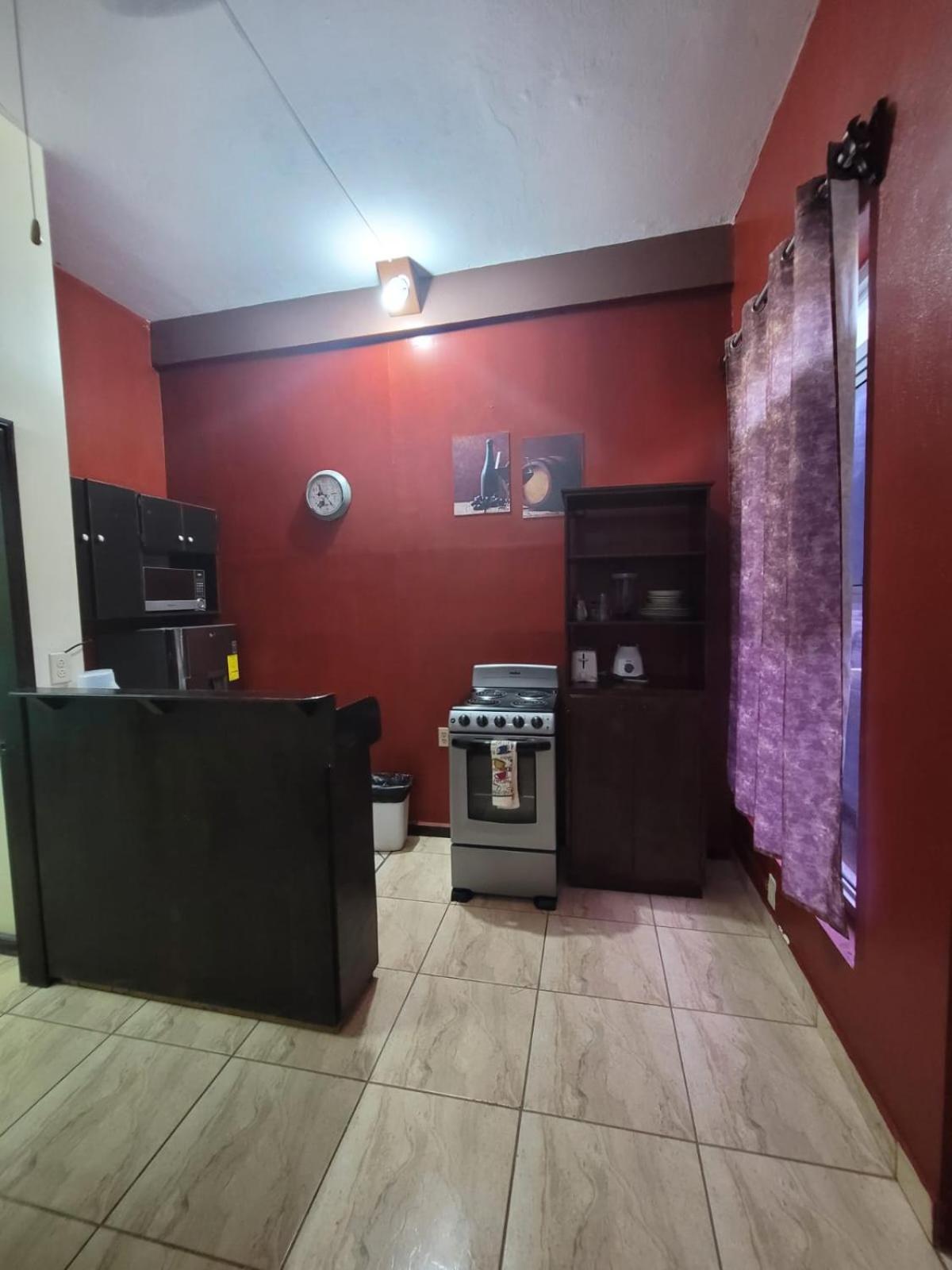B Aparts Hotel Coxen Hole Екстериор снимка