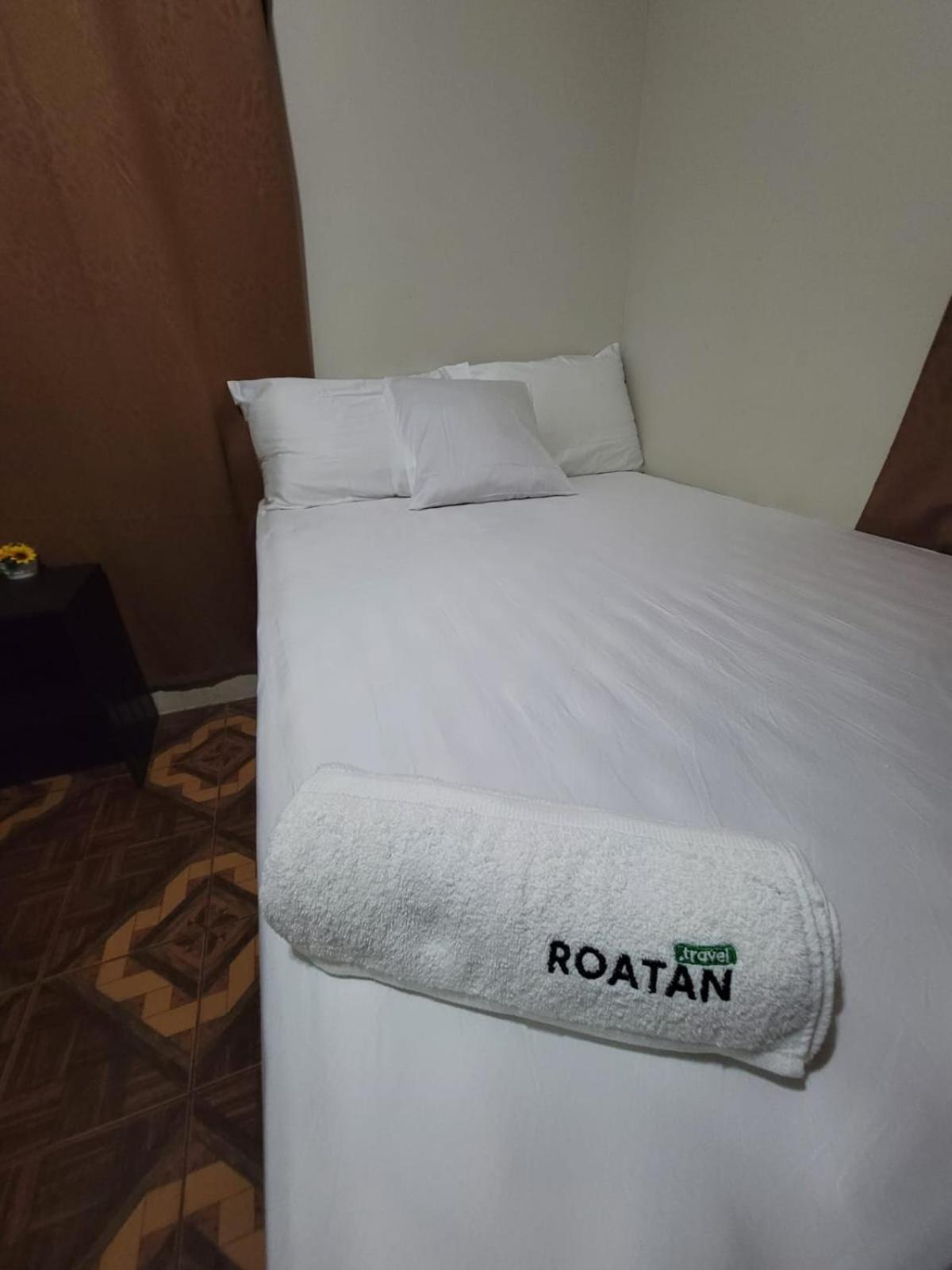 B Aparts Hotel Coxen Hole Екстериор снимка