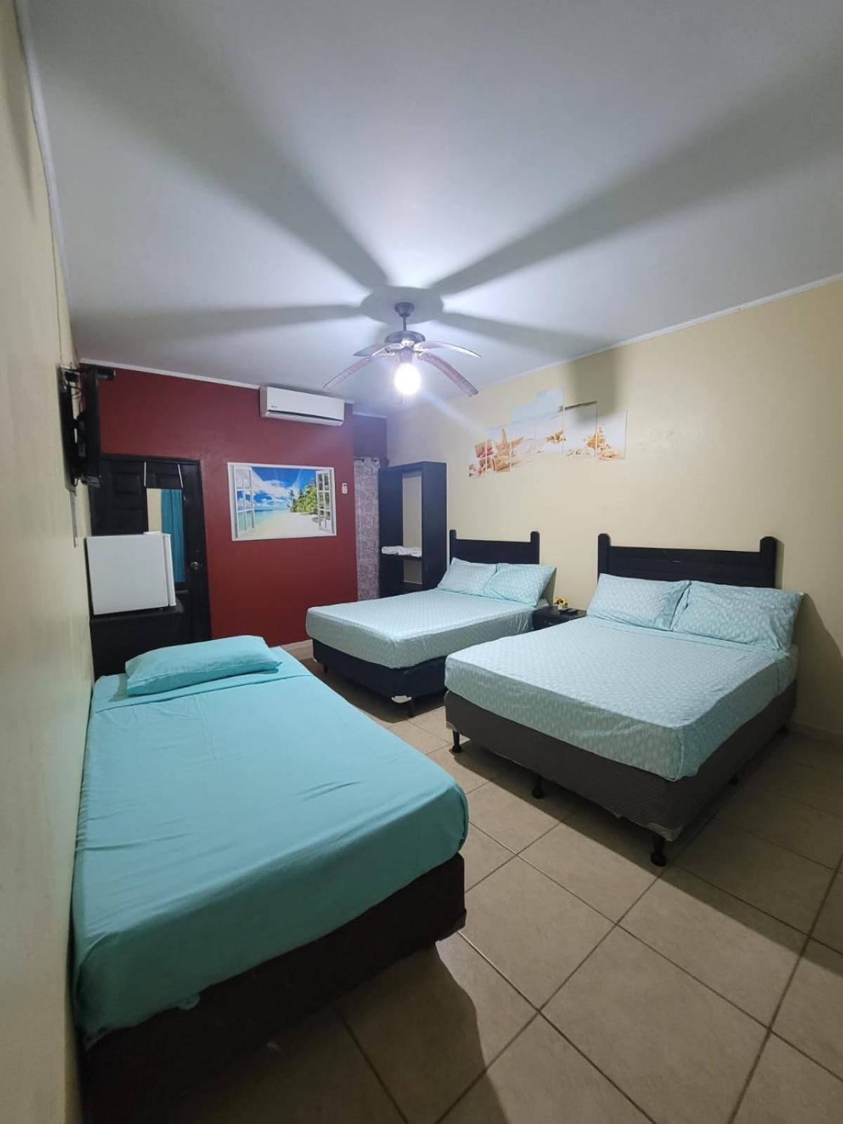 B Aparts Hotel Coxen Hole Екстериор снимка