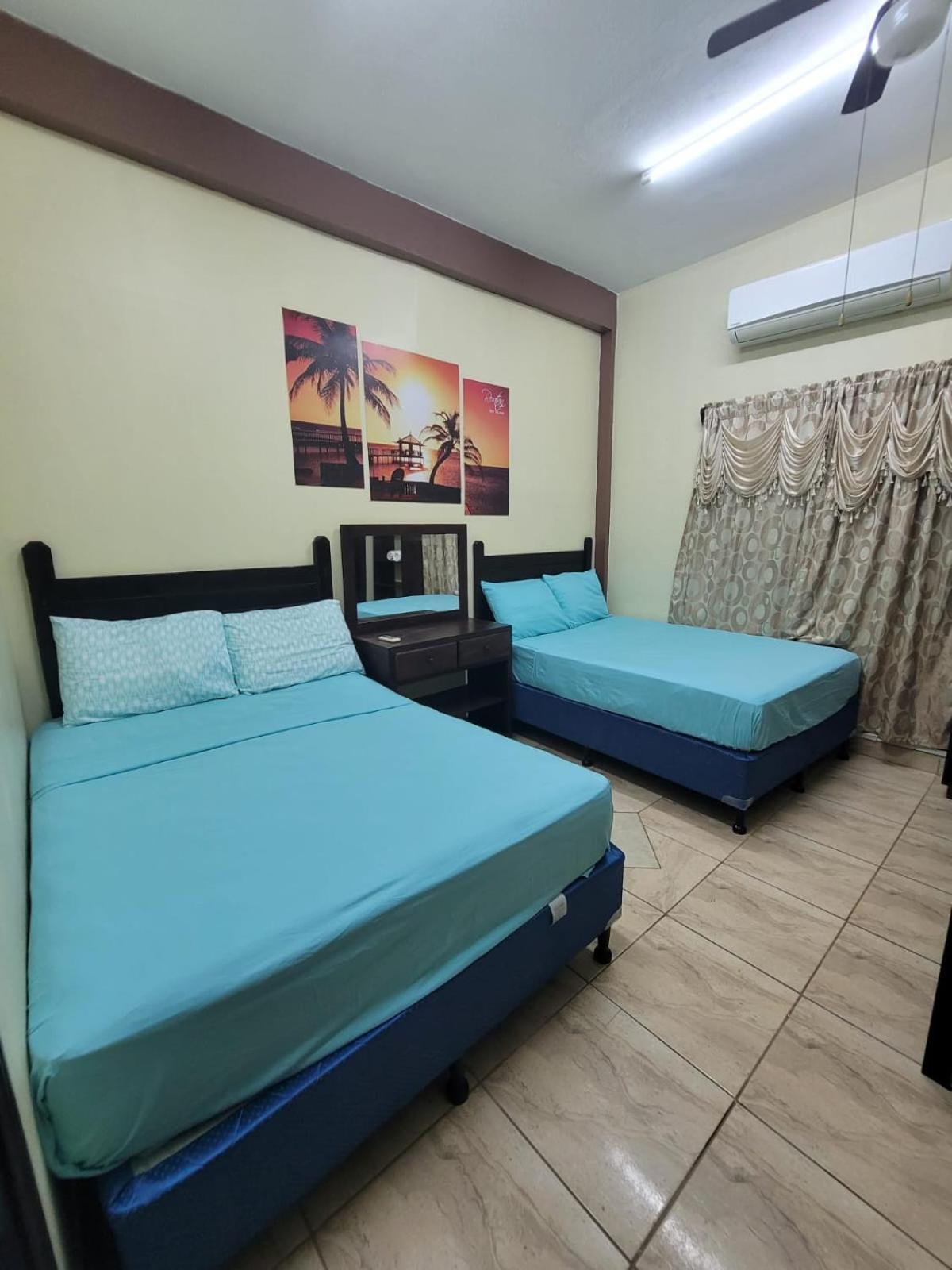 B Aparts Hotel Coxen Hole Екстериор снимка