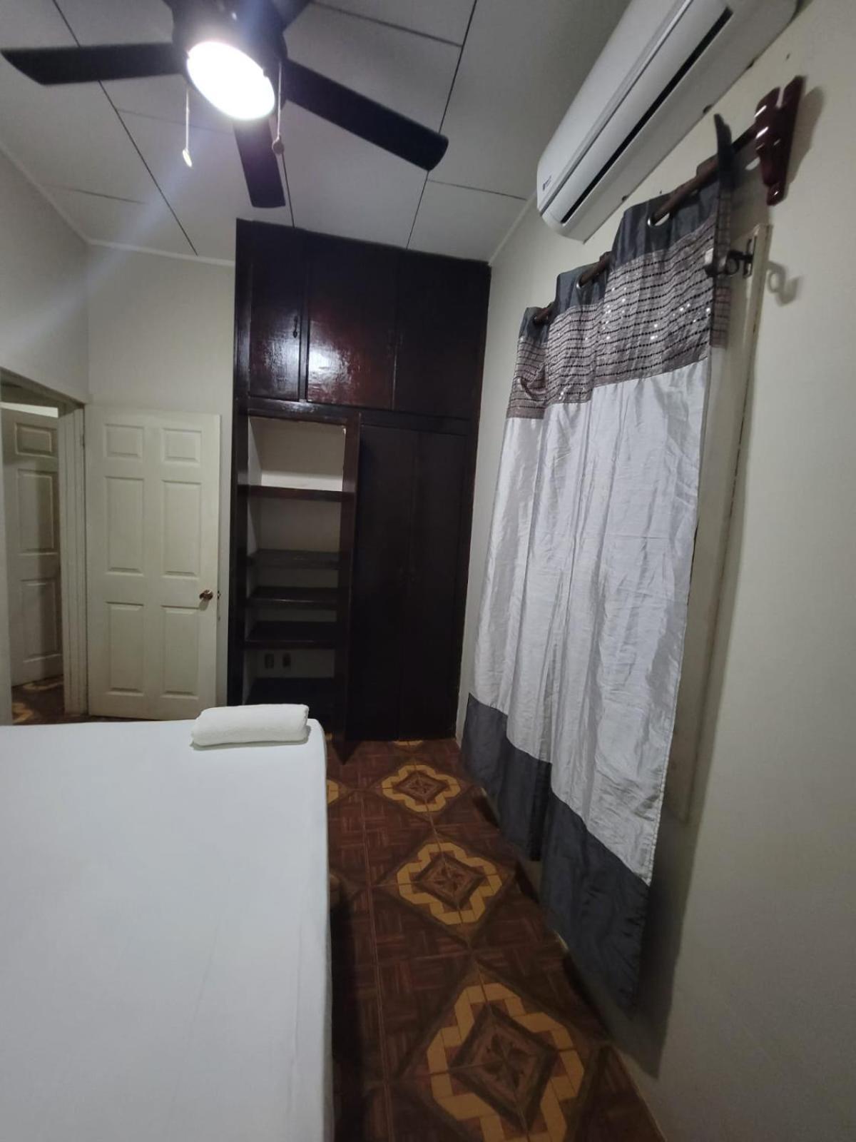 B Aparts Hotel Coxen Hole Екстериор снимка