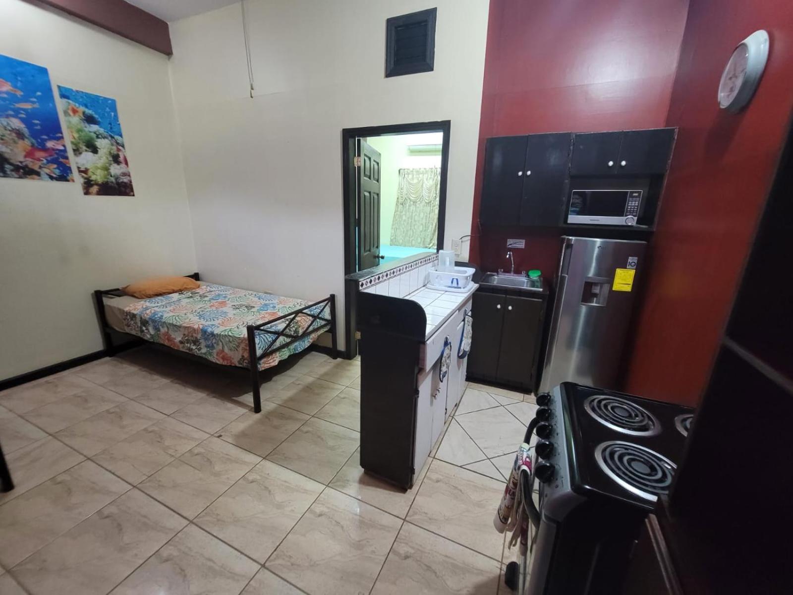 B Aparts Hotel Coxen Hole Екстериор снимка