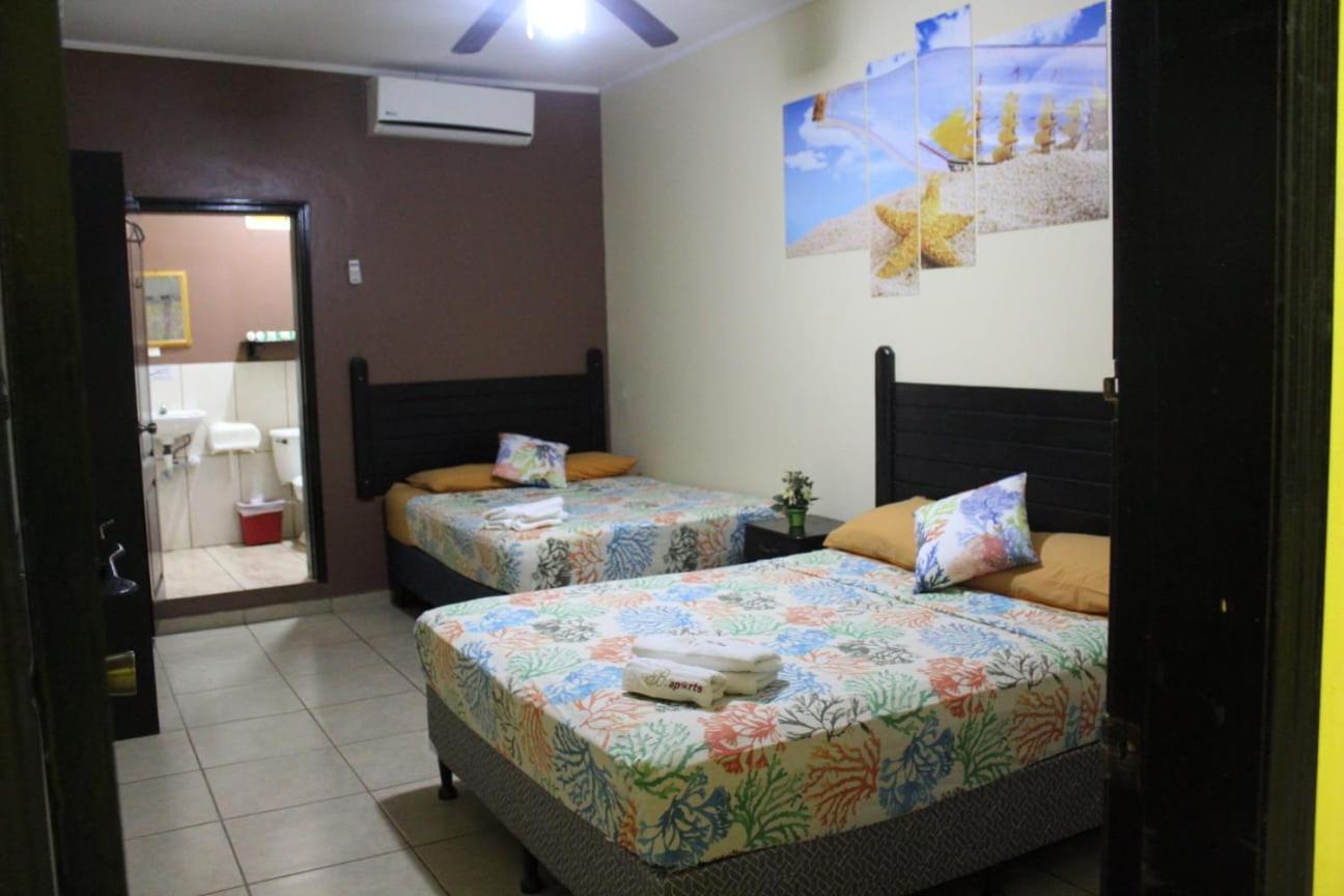 B Aparts Hotel Coxen Hole Екстериор снимка