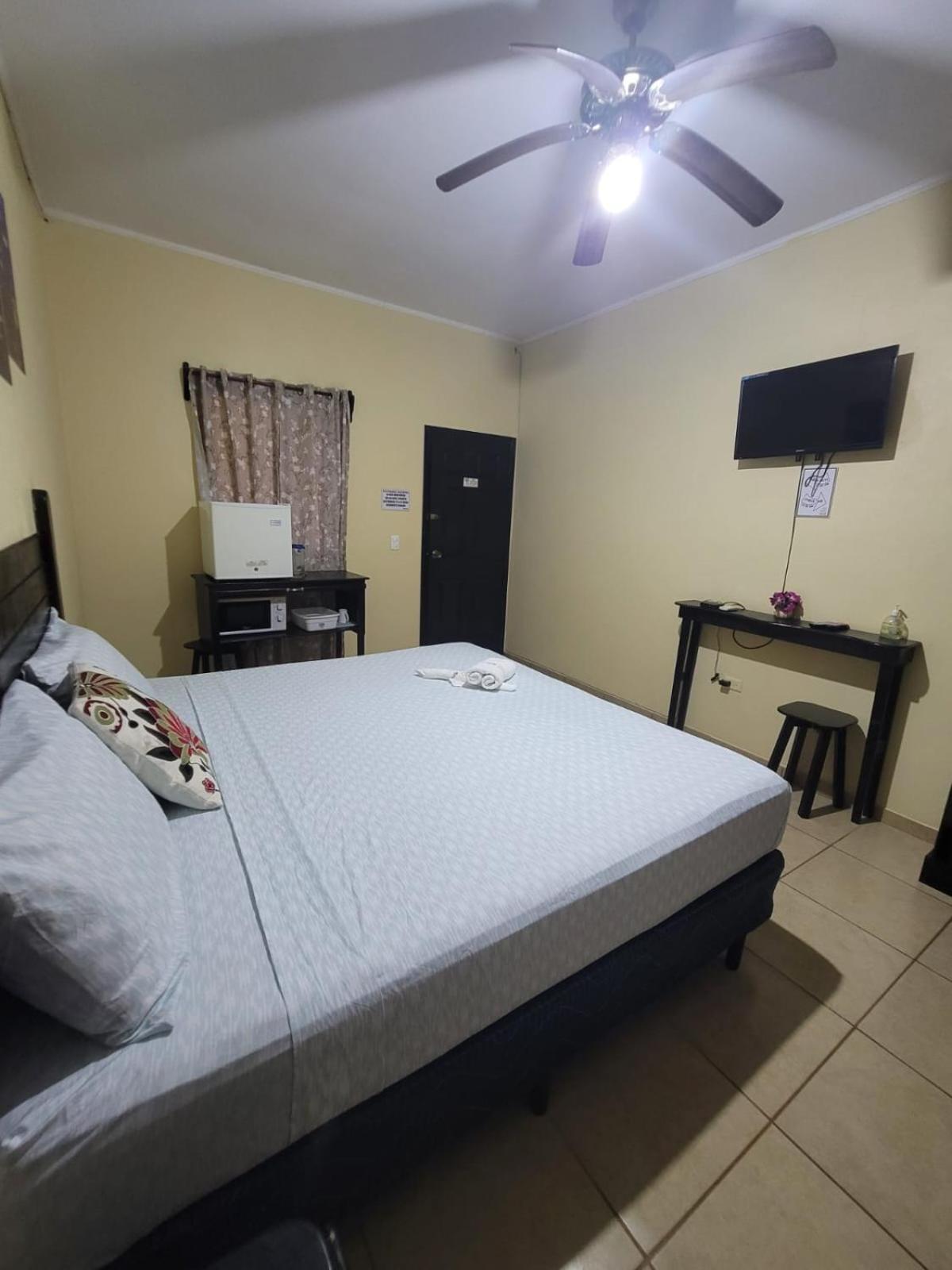 B Aparts Hotel Coxen Hole Екстериор снимка
